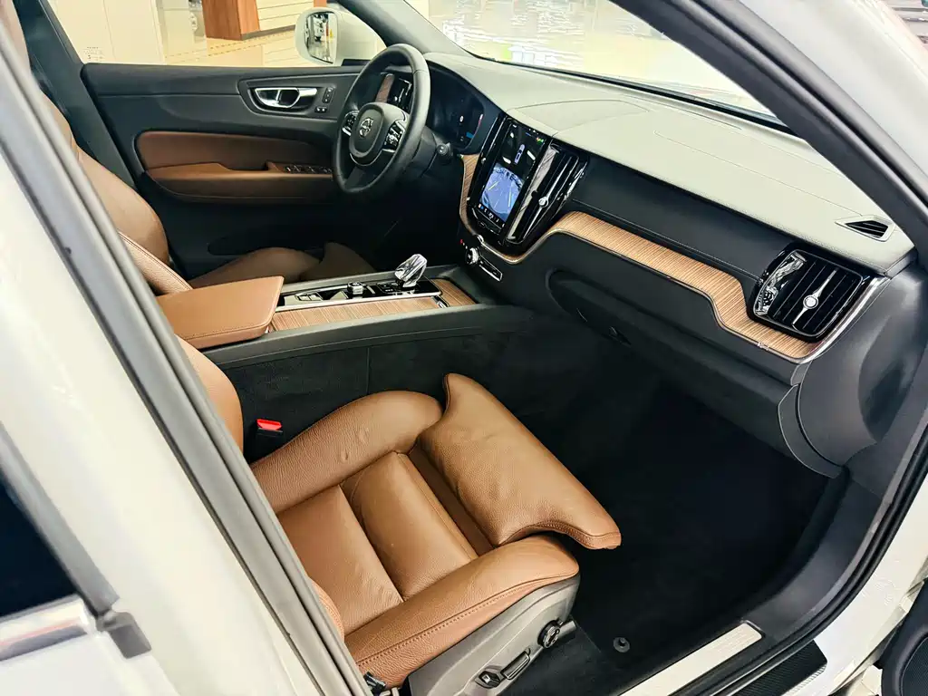 Volvo XC60 2022 — фото 12