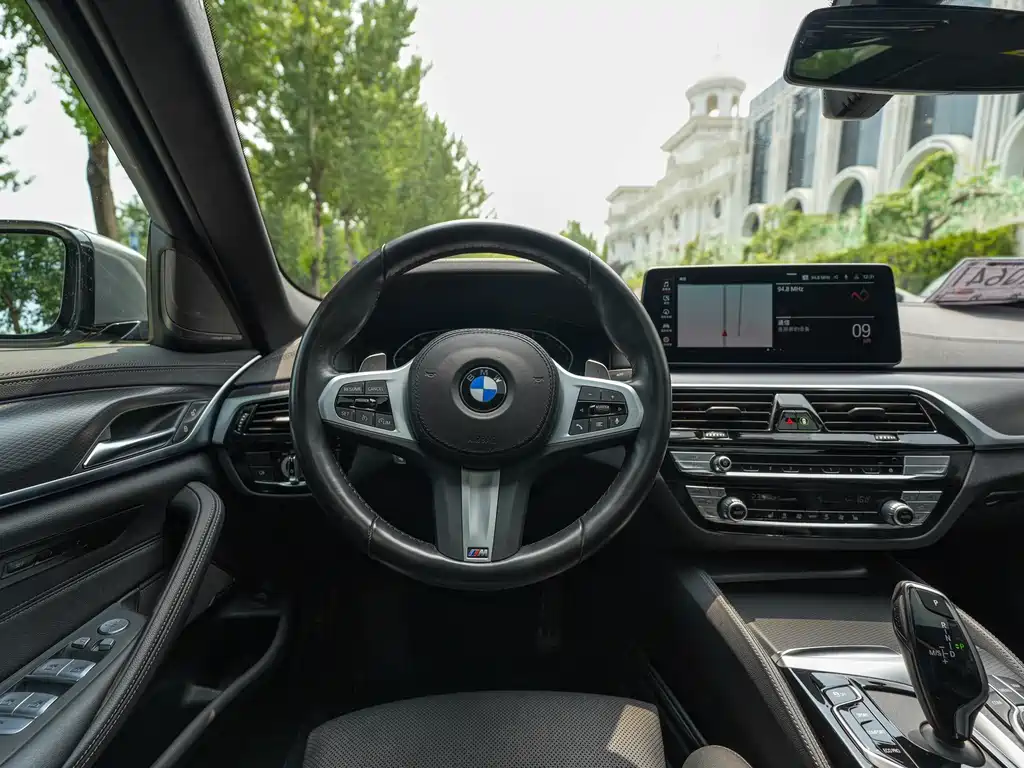 BMW 5 Series 2022 — фото 10