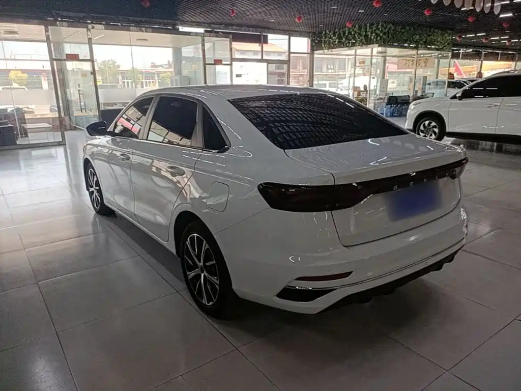 Geely Emgrand 2022