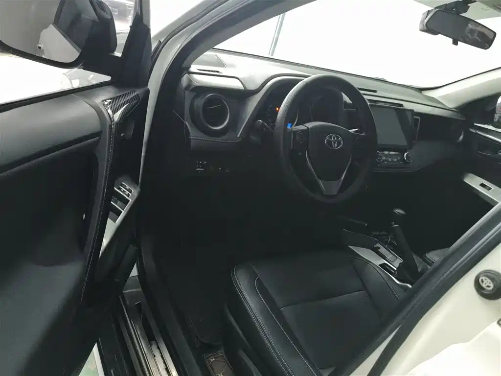 Toyota RAV4 2019 — фото 16