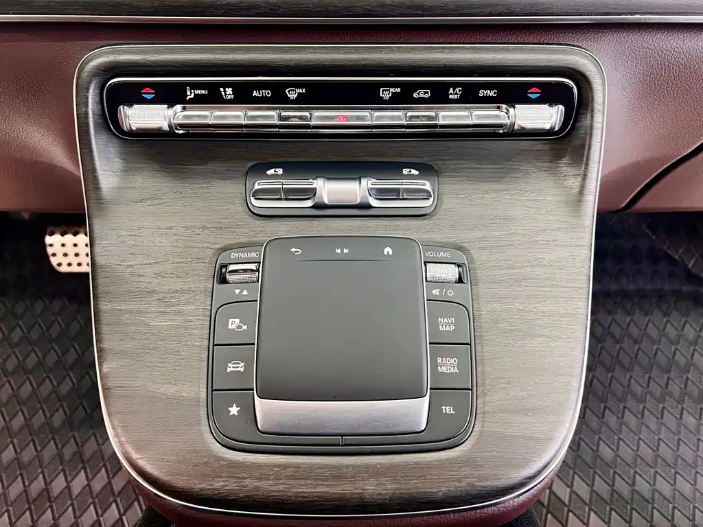 Mercedes-Benz V-Class 2025 — фото 17
