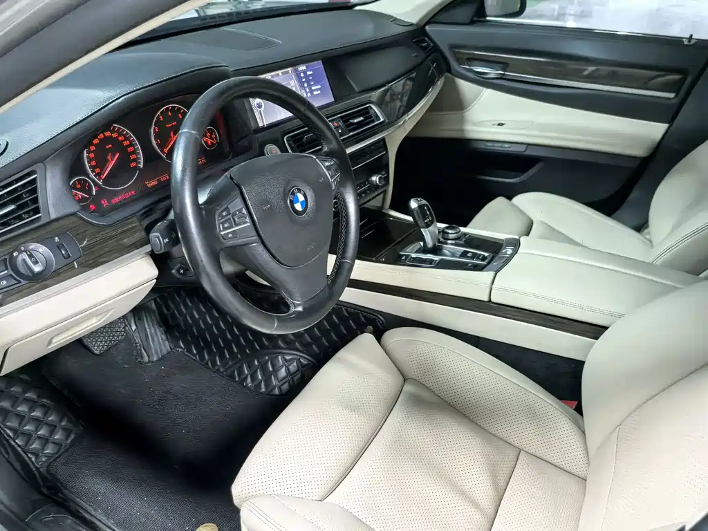 BMW 7 Series 2011 — фото 12