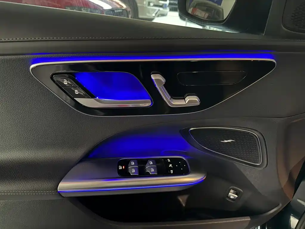 Mercedes-Benz C-Class 2023 — фото 7