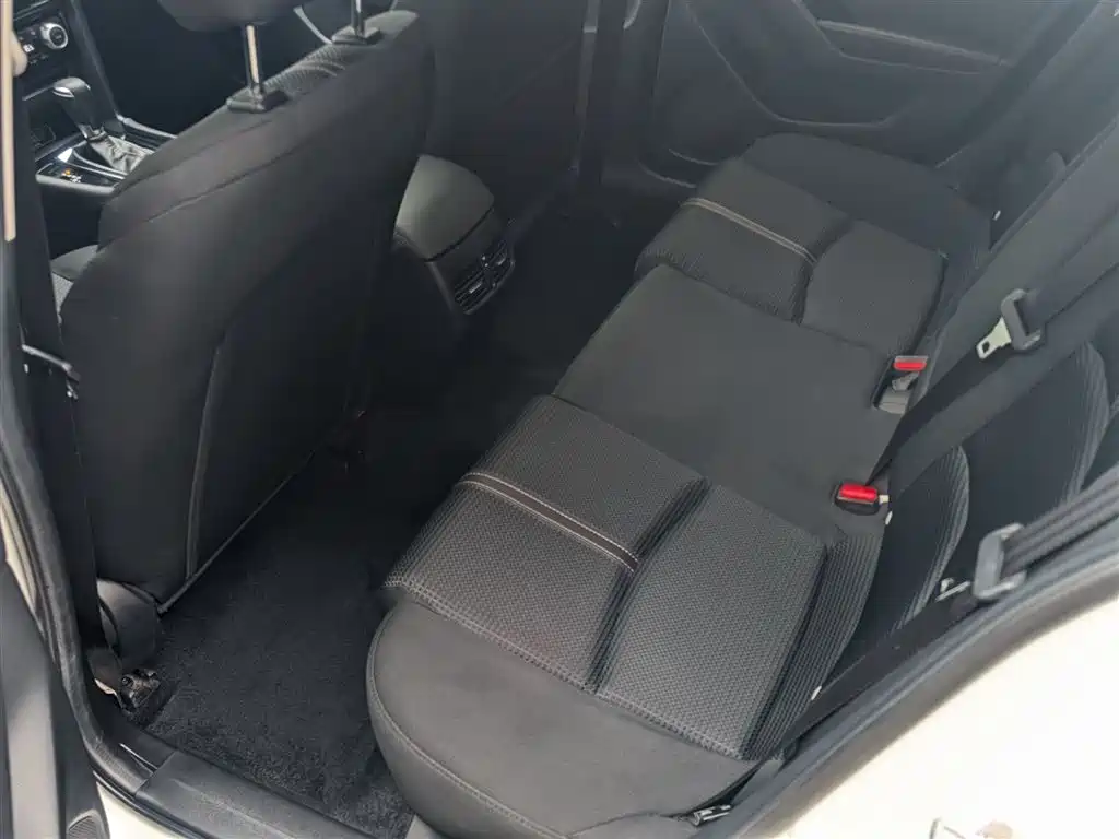 Mazda 3 Axela 2018 — фото 23