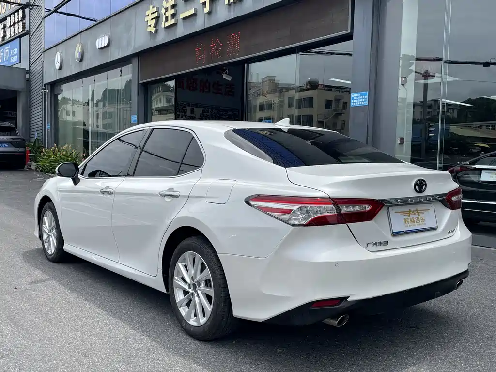 Toyota Camry 2022 — фото 8