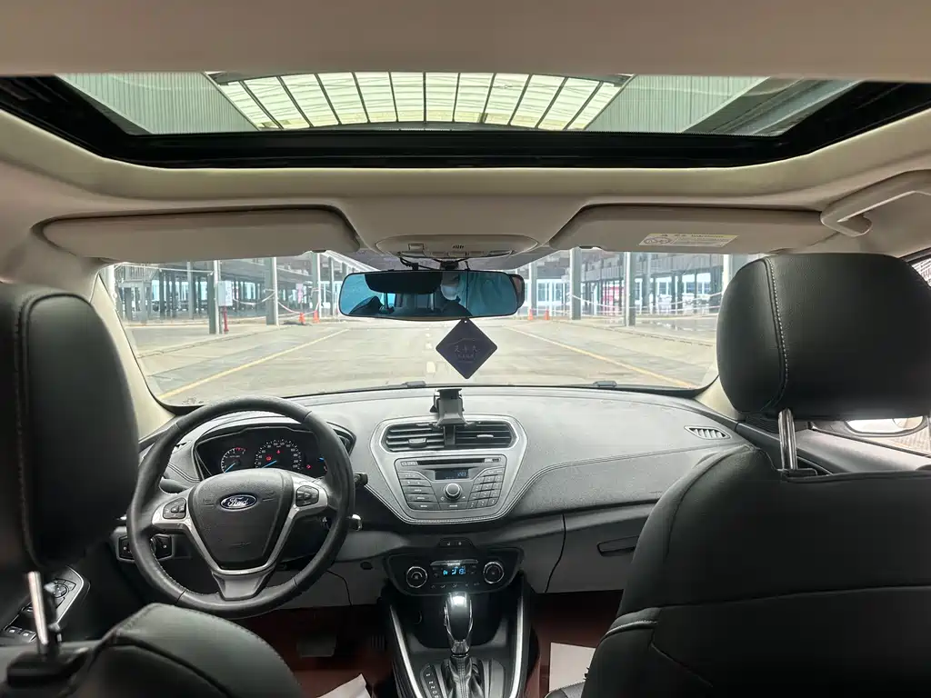 Ford Escort 2015 — фото 10