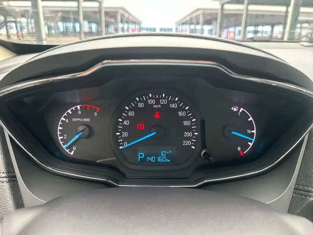 Ford Escort 2015 — фото 15