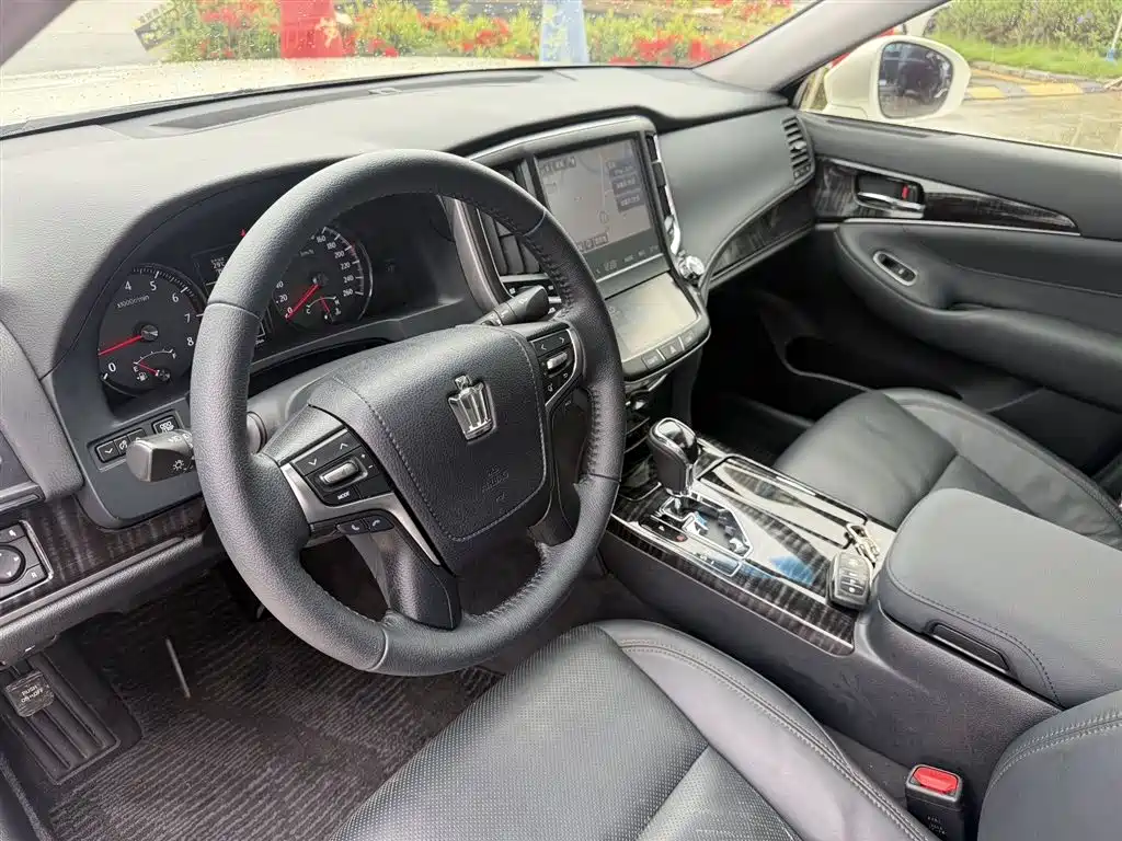 Toyota Crown 2015 — фото 7