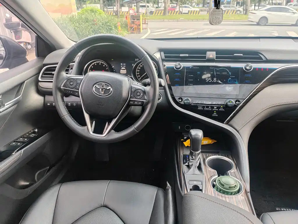 Toyota Camry 2021 — фото 25