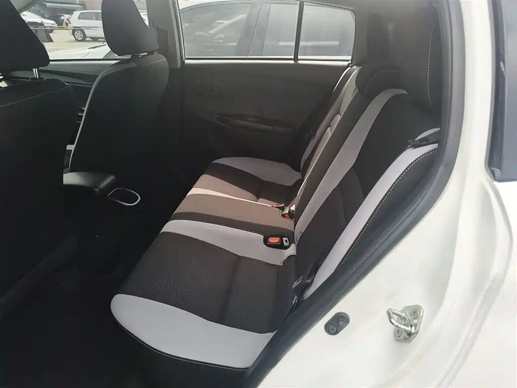 Toyota Yaris L 2020 — фото 17