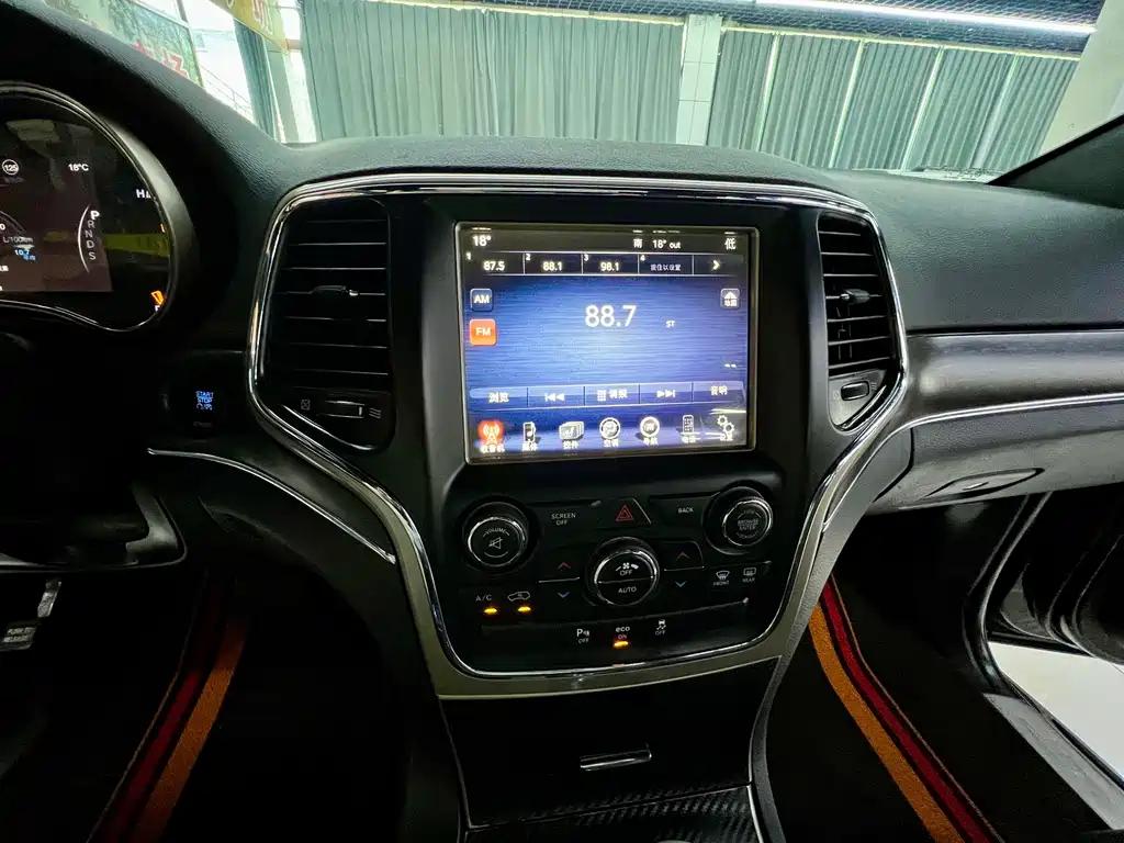 Jeep Grand Cherokee 2017 — фото 18