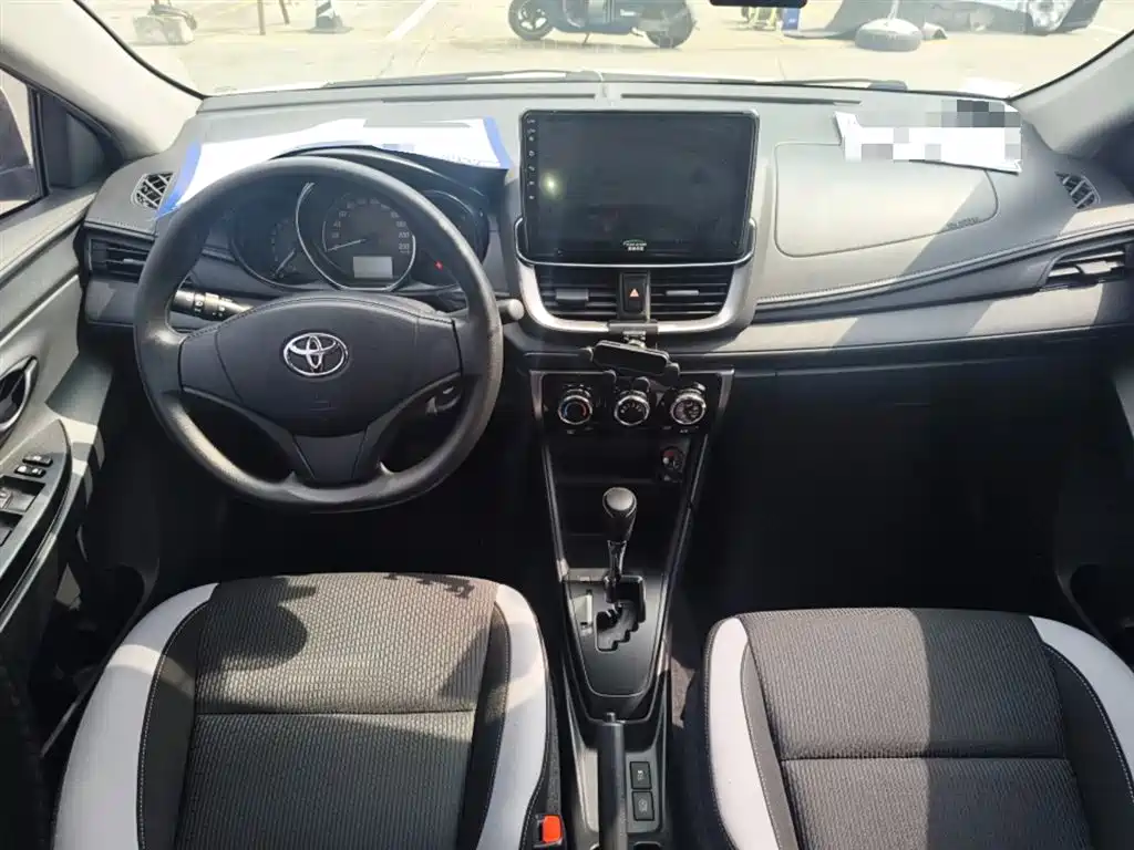 Toyota Yaris L 2020 — фото 10