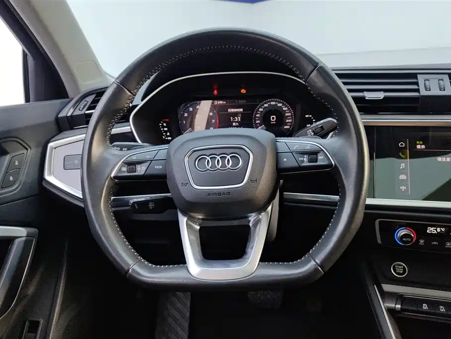 Audi Q3 2021 — фото 15