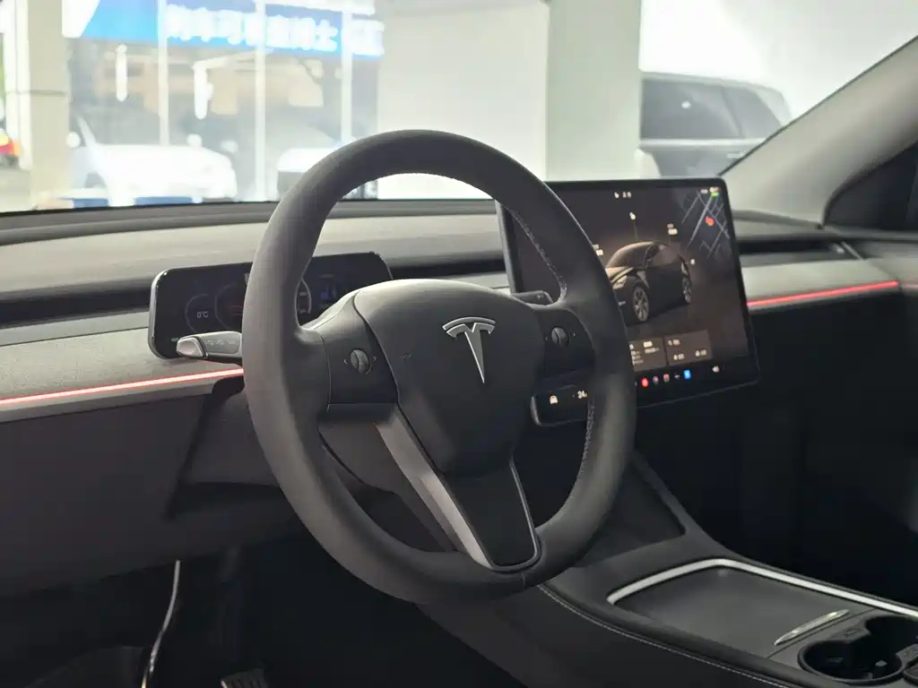 Tesla Model Y 2024 — фото 10