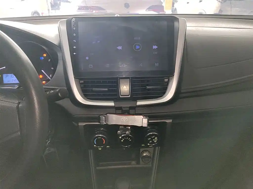 Toyota Yaris L 2018 — фото 13
