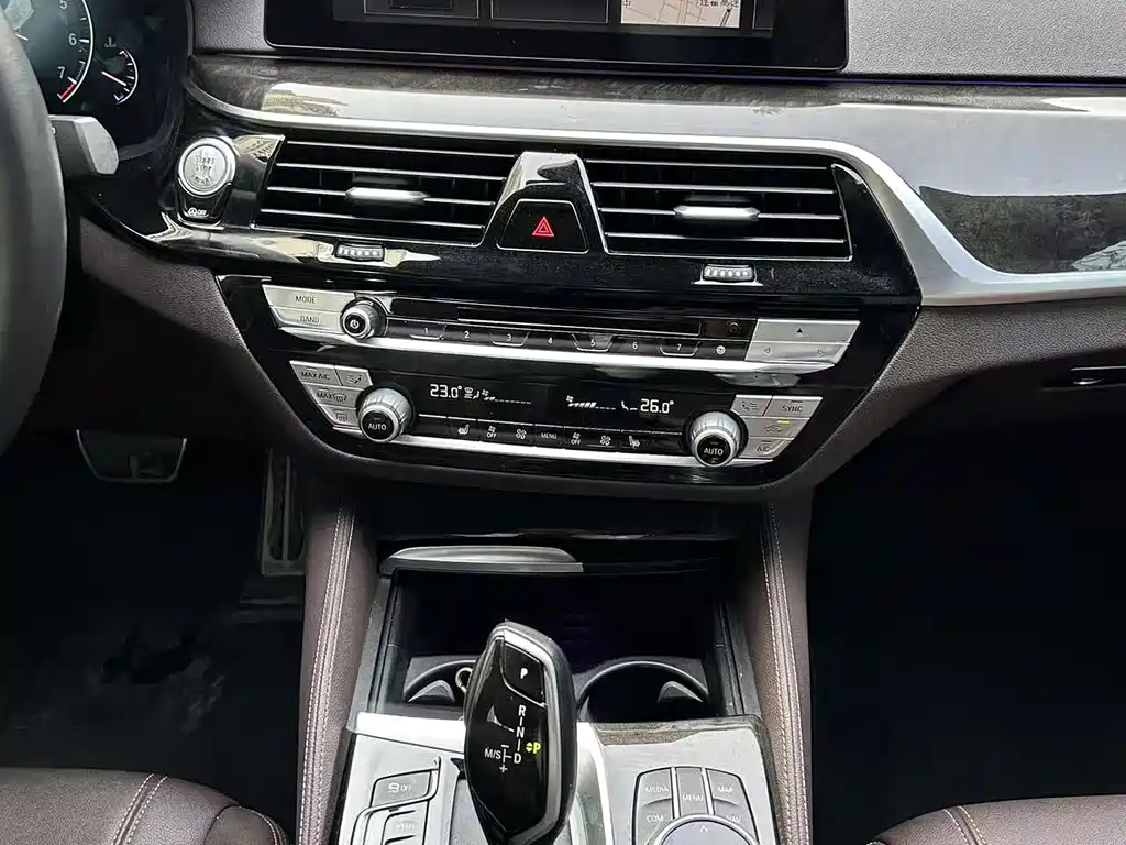 BMW 5 Series 2019 — фото 9
