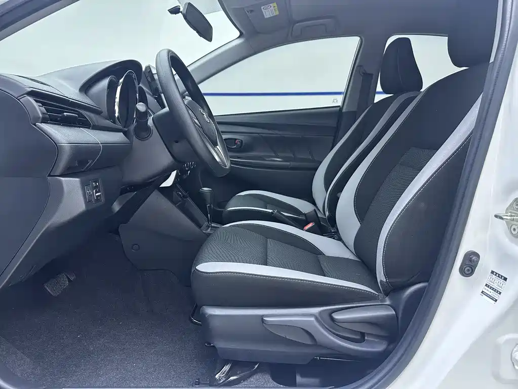 Toyota Yaris L 2022 — фото 7