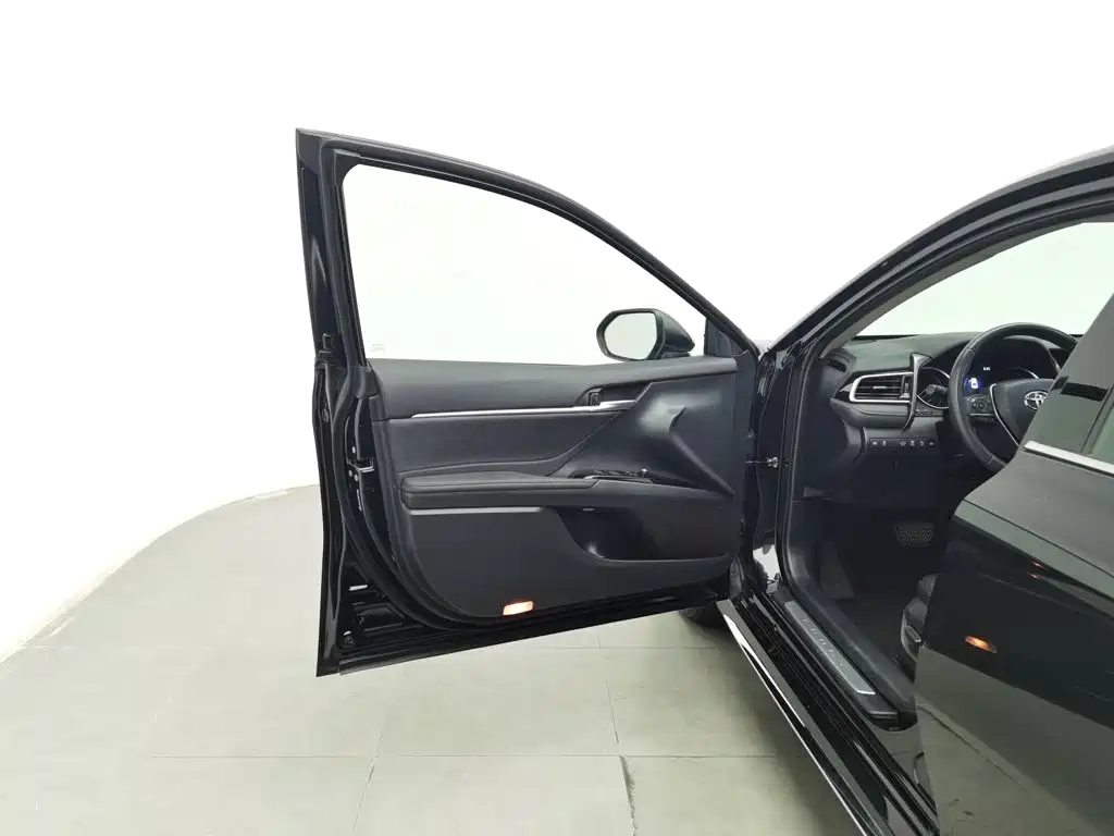 Toyota Camry 2023 — фото 8