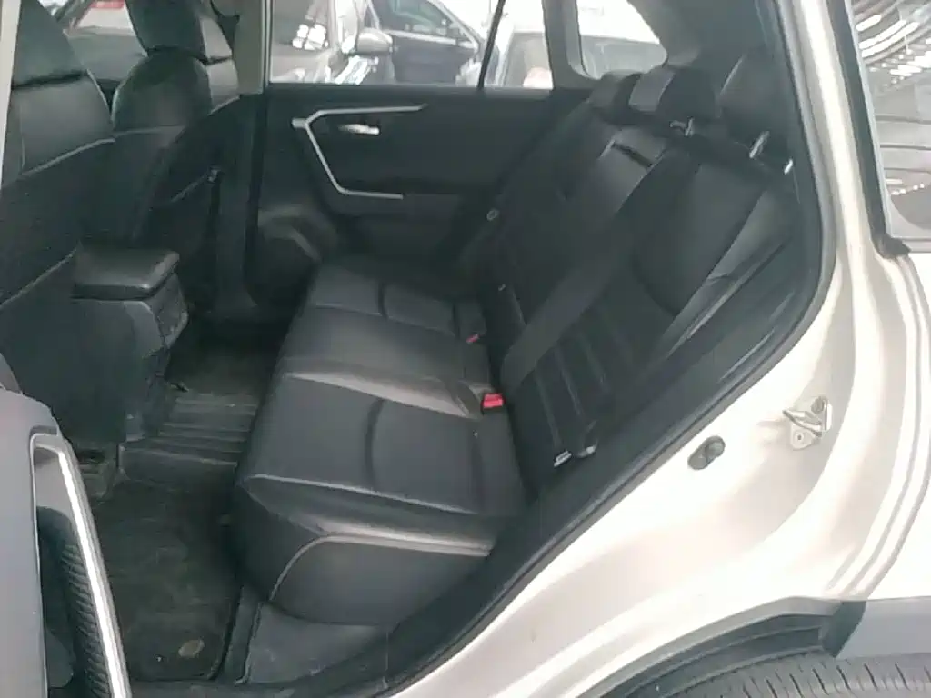 Toyota RAV4 2022 — фото 17