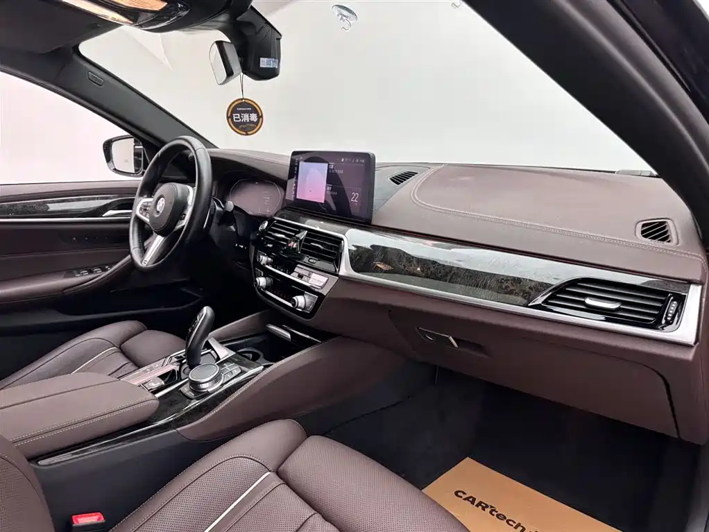 BMW 5 Series 2021 — фото 11