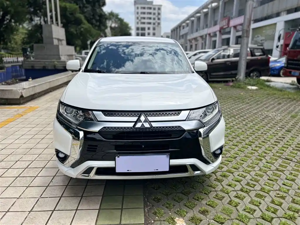 Mitsubishi Outlander 2021 — фото 7