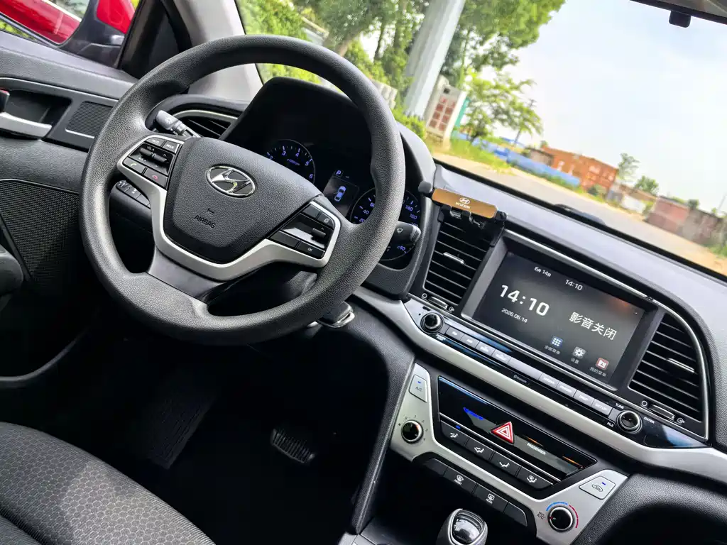 Hyundai Elantra 2016 — фото 12
