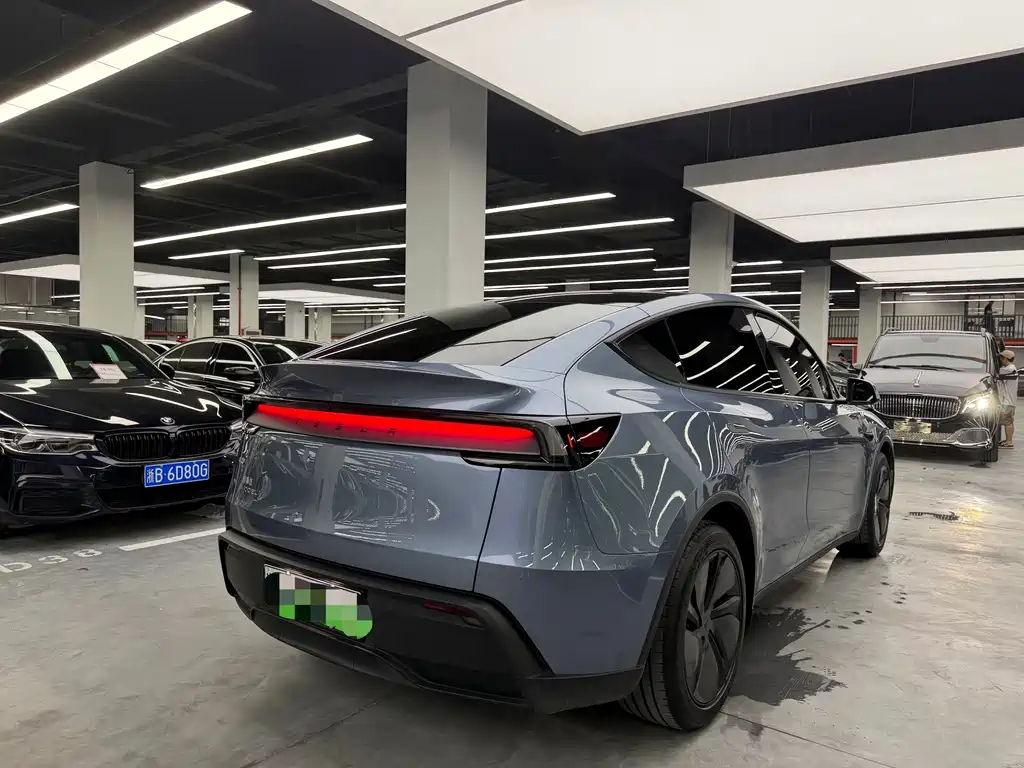 Tesla Model Y 2025 — фото 13