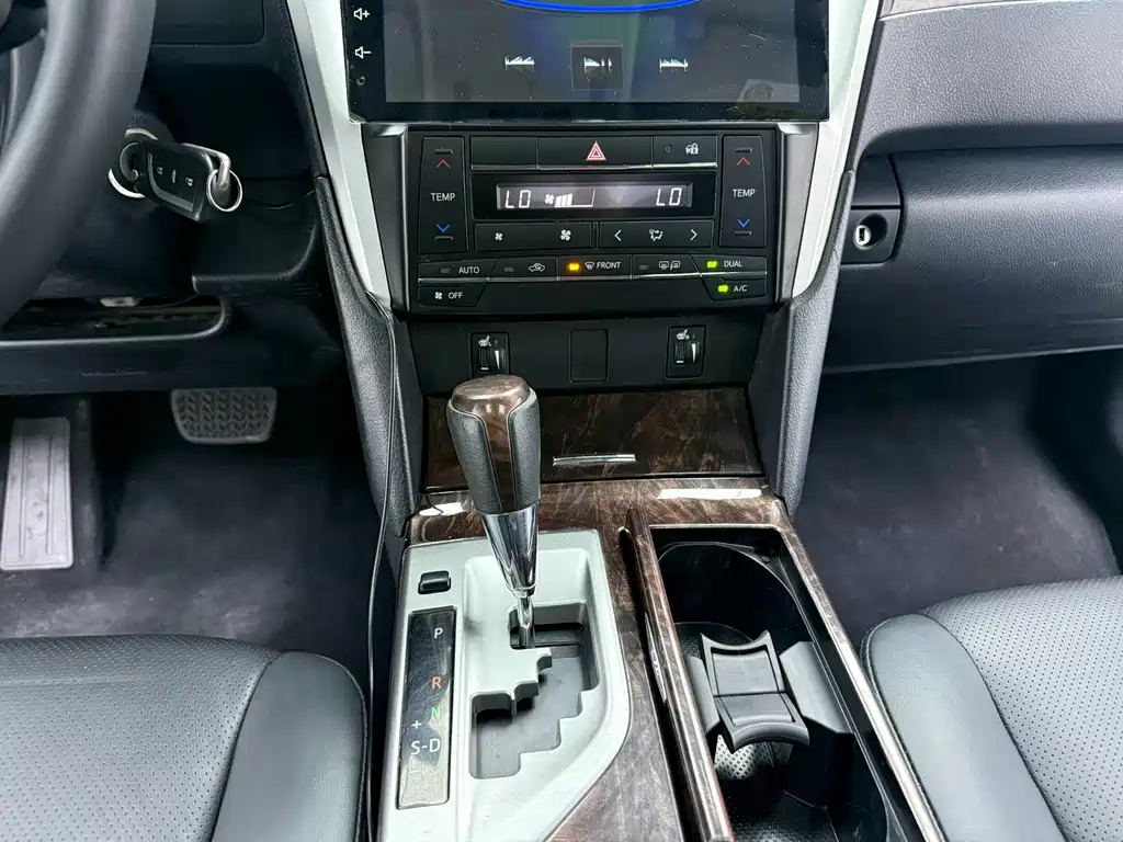 Toyota Camry 2016 — фото 4
