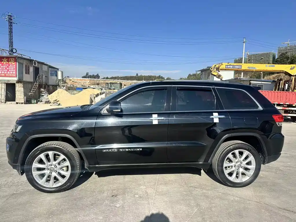 Jeep Grand Cherokee 2018 — фото 10