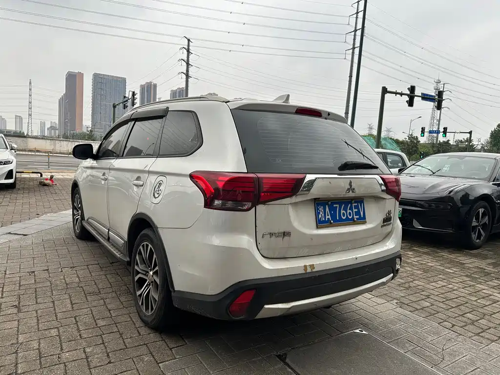 Mitsubishi Outlander 2018 — фото 5