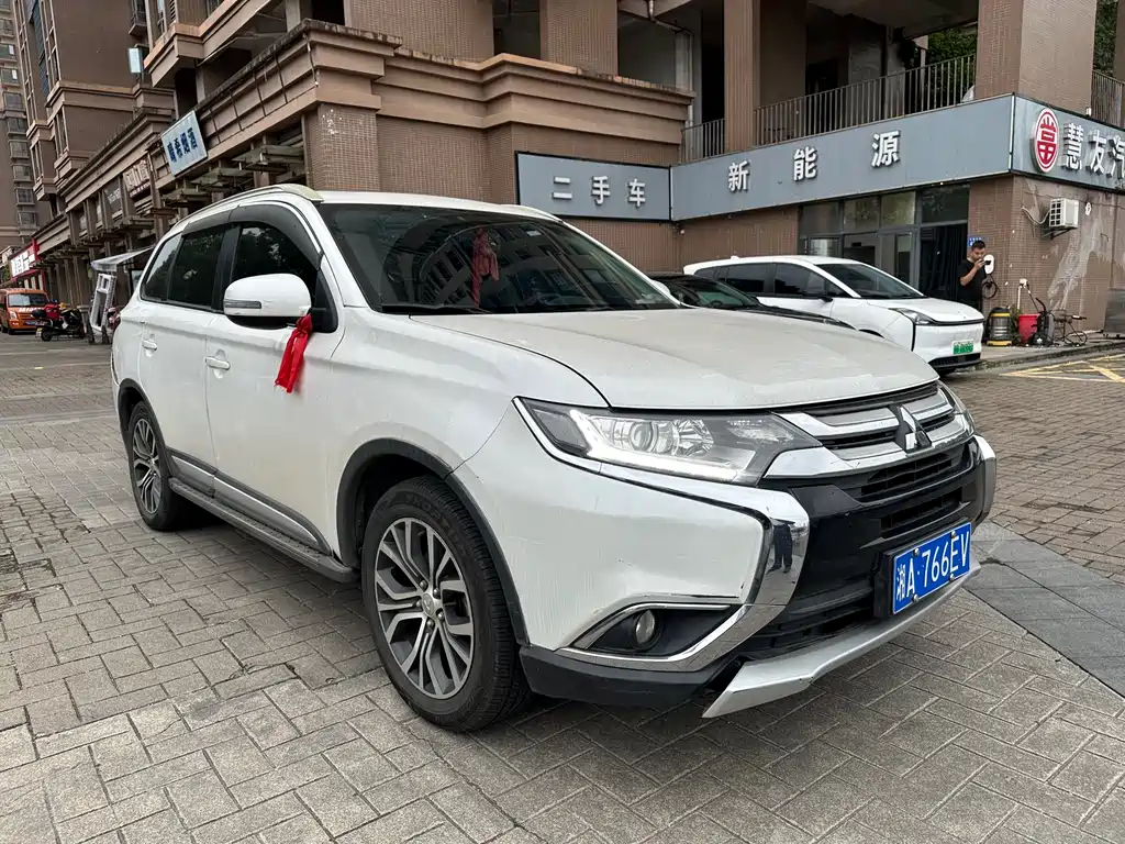 Mitsubishi Outlander 2018 — фото 3