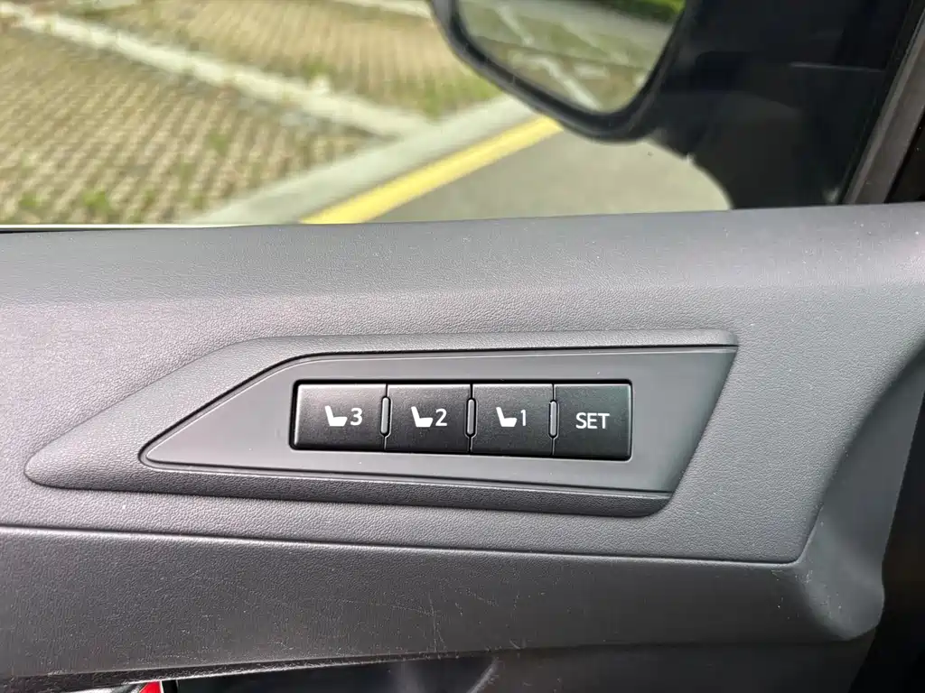 Toyota Alphard 2020 — фото 16