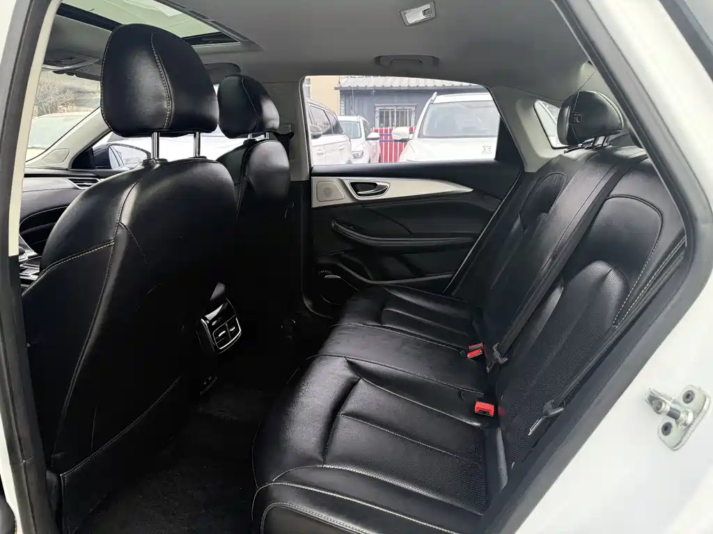Roewe i6 MAX New Energy 2022 — фото 4