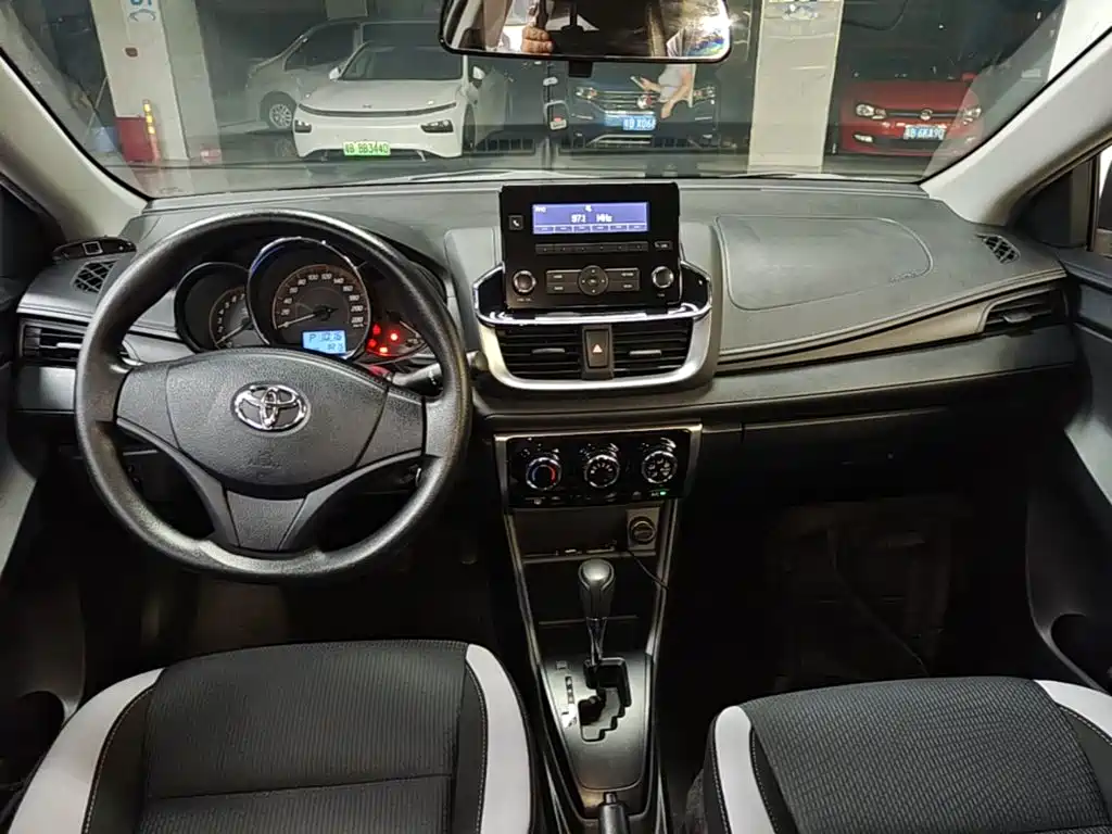 Toyota Yaris L 2020 — фото 10