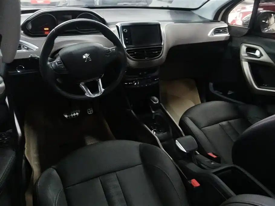 Peugeot 2008 2015 — фото 11