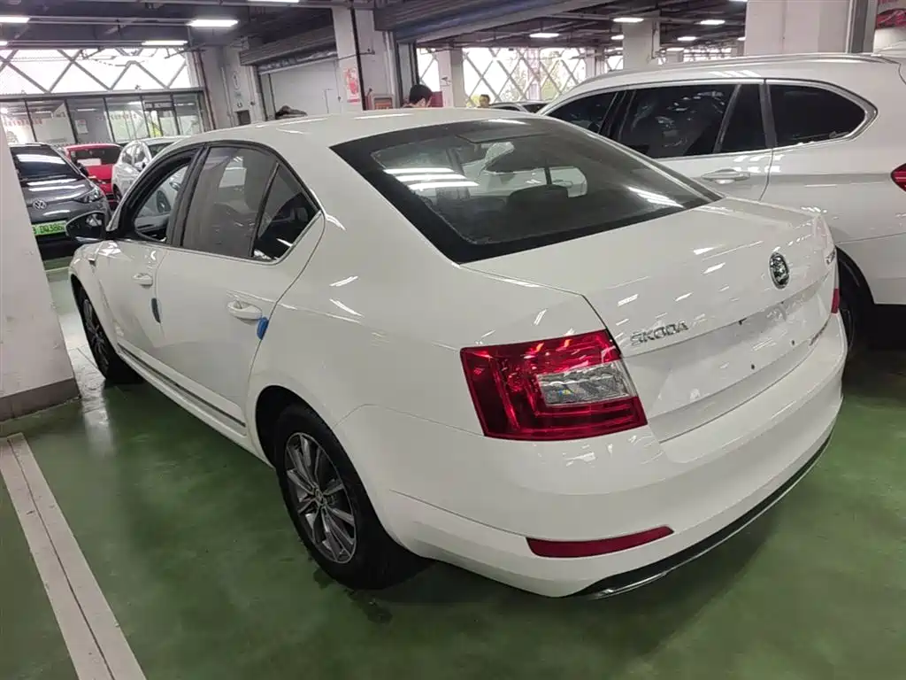 Skoda Octavia 2017 — фото 9
