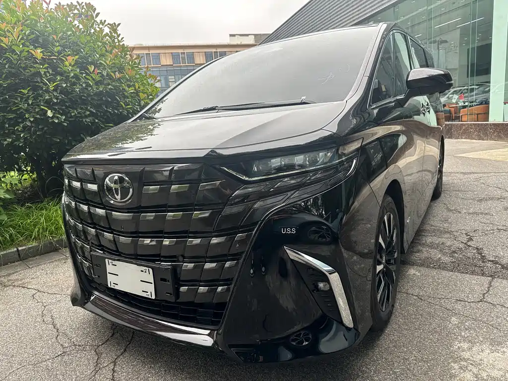 Toyota Alphard — фото 1