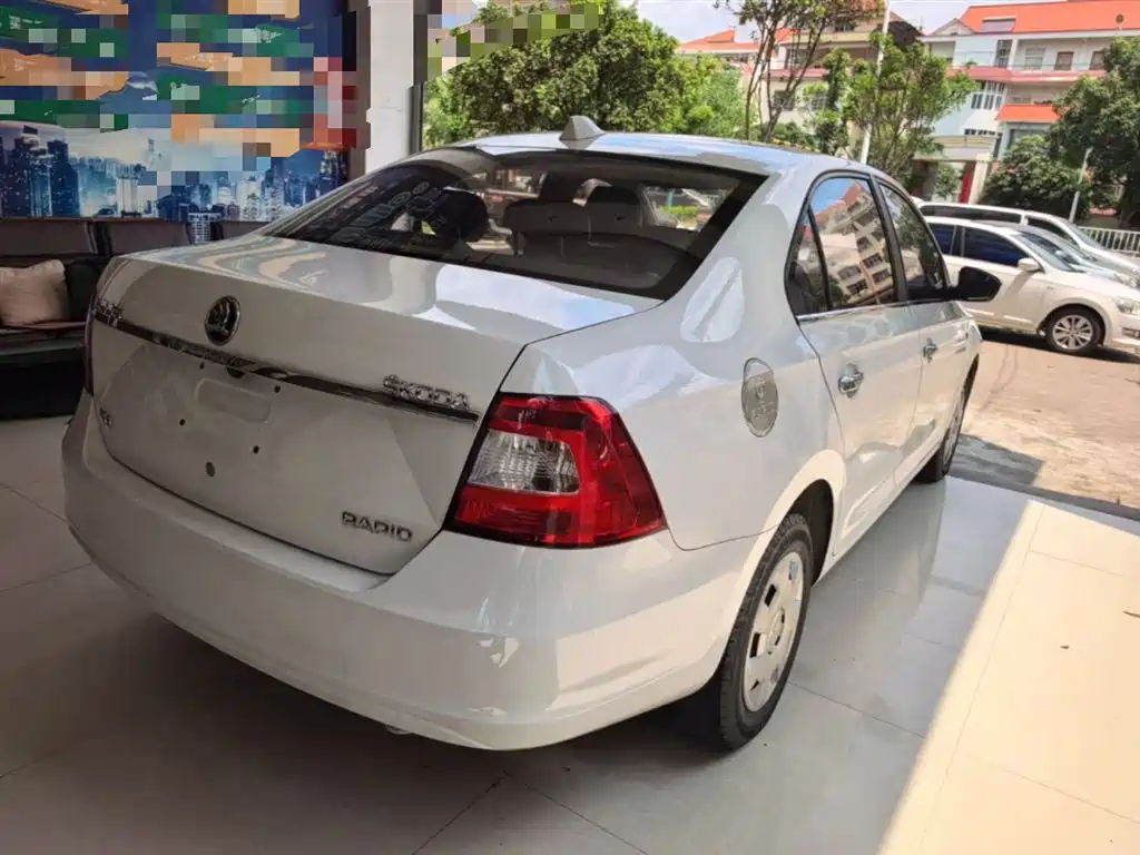 Skoda Rapid 2015 — фото 7