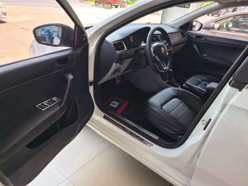 Skoda Rapid 2015 — фото 16