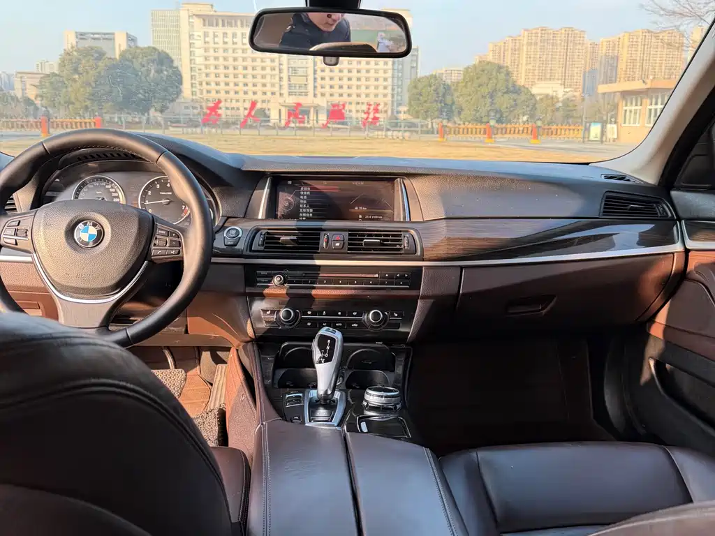 BMW 5 Series 2015 — фото 16