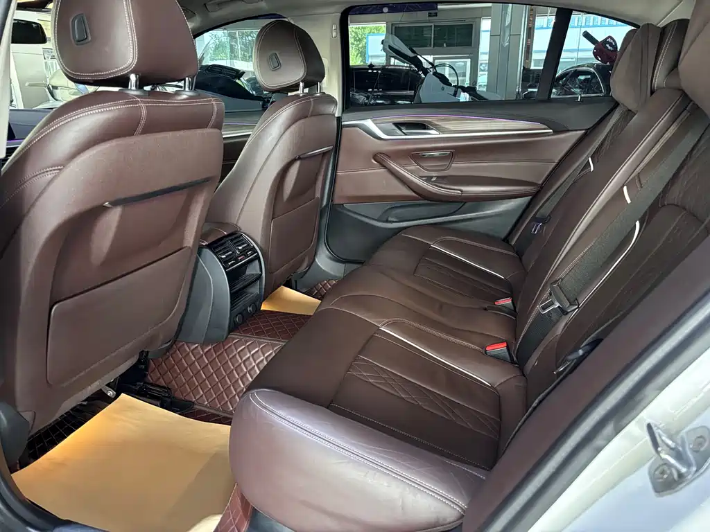 BMW 5 Series 2019 — фото 13