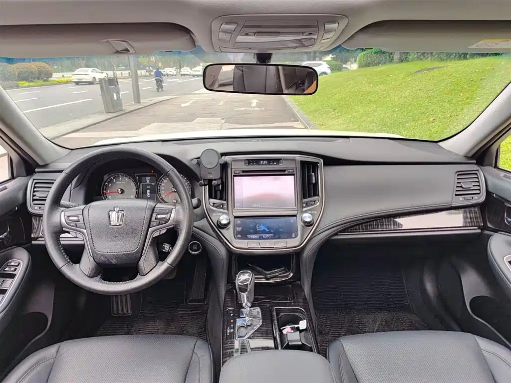 Toyota Crown 2015 — фото 10