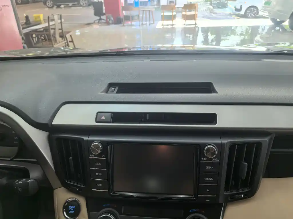 Toyota RAV4 2017 — фото 19