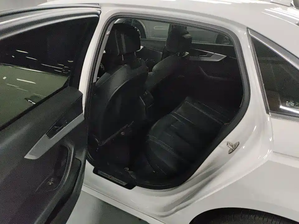 Audi A4L 2021