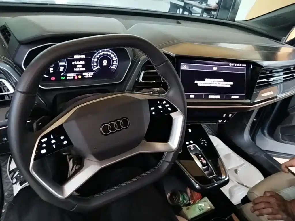 Audi Q4 e-tron 2025 — фото 10