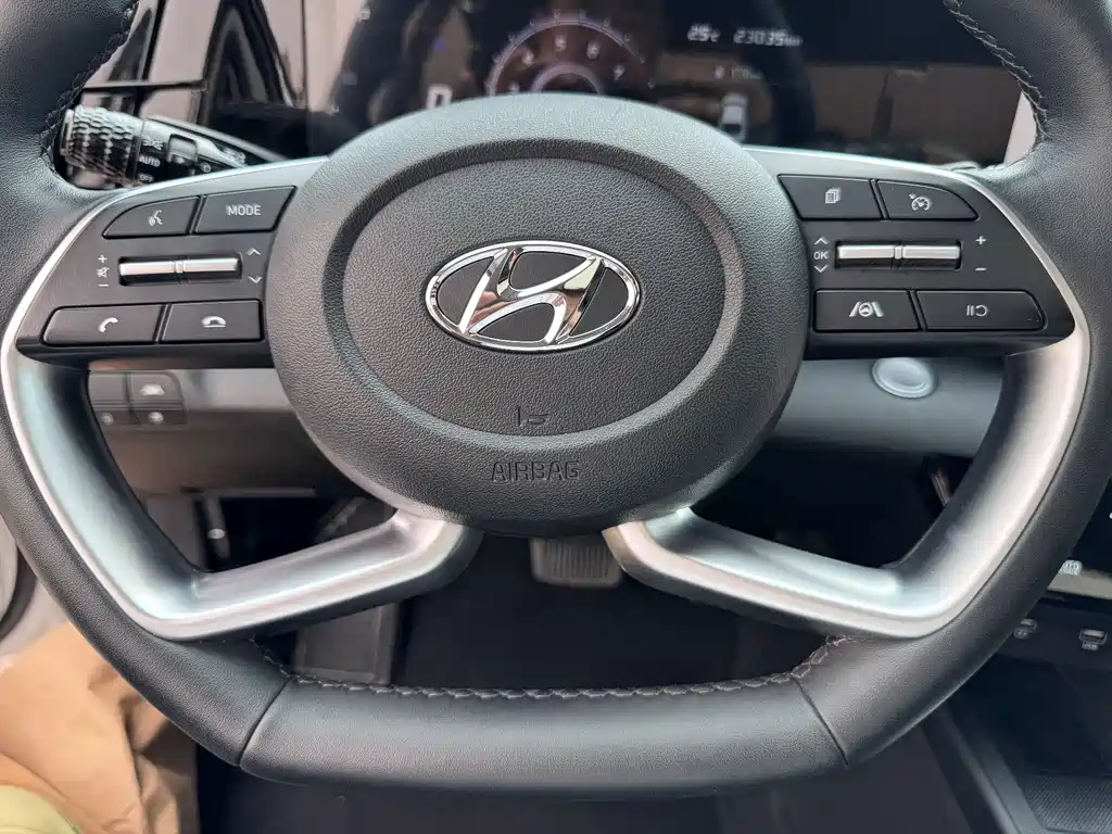 Hyundai Elantra 2023 — фото 11