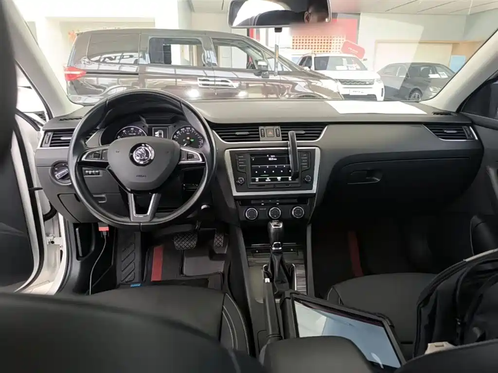 Skoda Octavia 2017 — фото 10