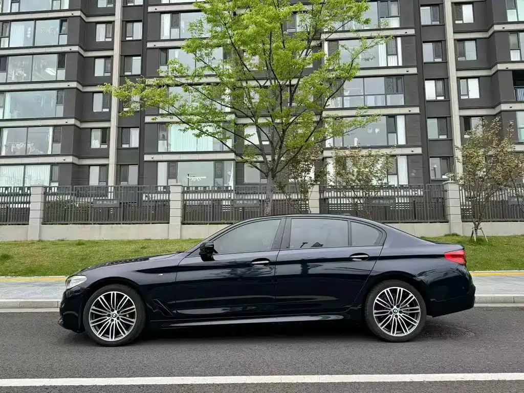 BMW 5 Series 2018 — фото 3