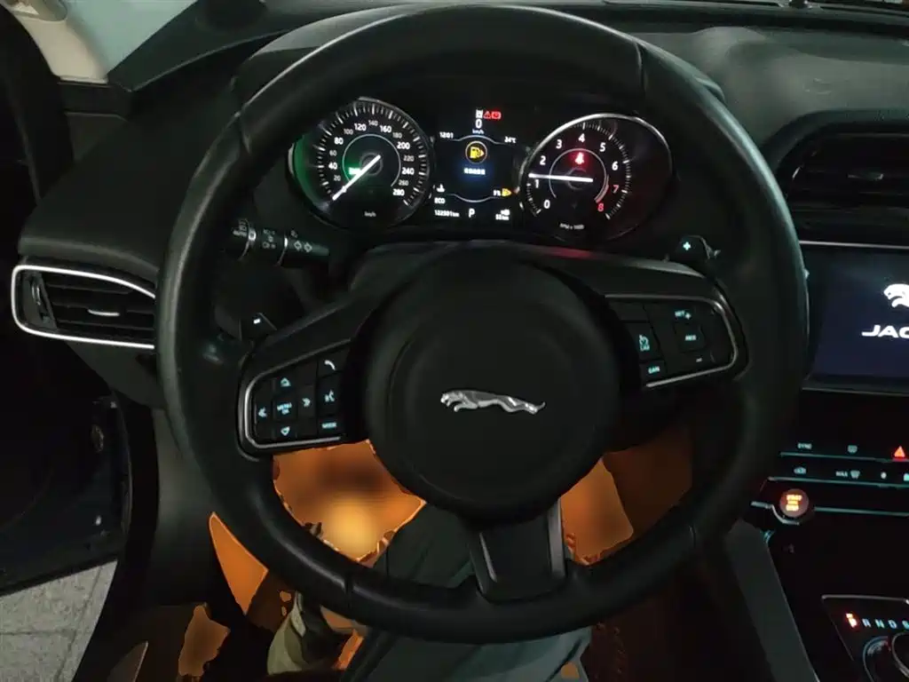 Jaguar F-PACE 2017 — фото 11