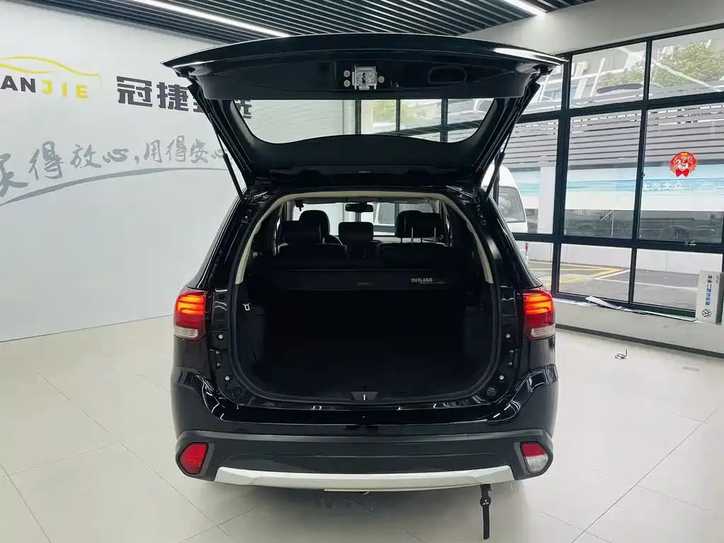 Mitsubishi Outlander 2018 — фото 16